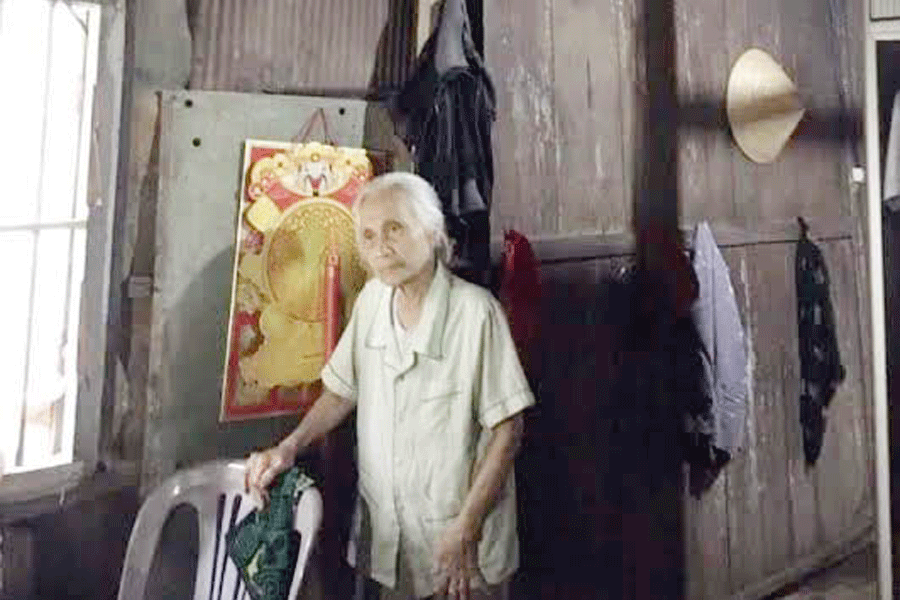 Bà Bạch Thị Yến luôn thấp thỏm nỗi lo nhà sập. Ảnh: N.N