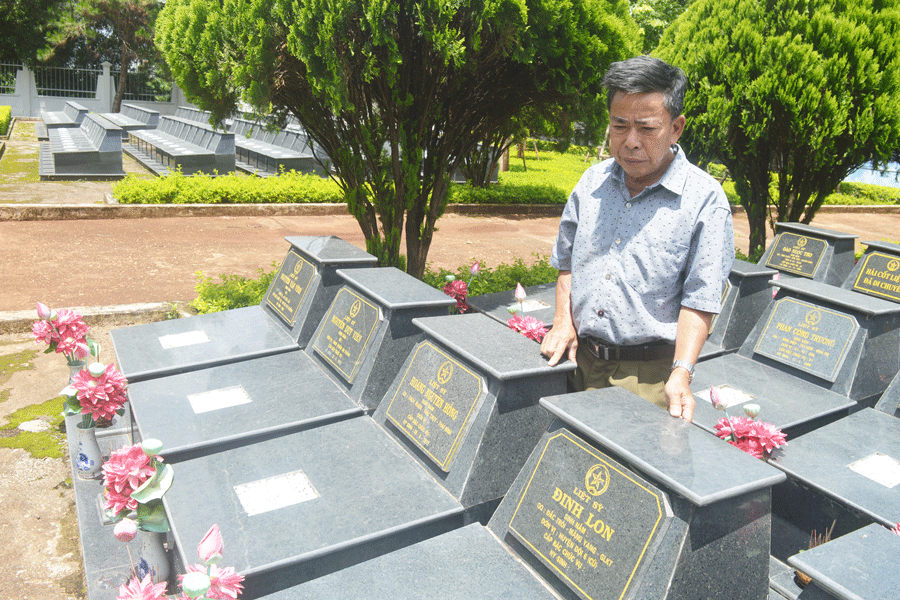 Ông Đoàn Văn Tiến-quản trang Nghĩa trang Liệt sĩ huyện Chư Sê. Ảnh: Đ.Y