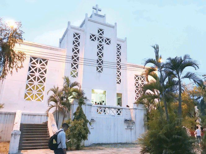 Nhà thờ Quy Hòa được xây dựng từ năm 1933 có móng sâu dưới đất bằng với chiều cao của nhà thờ để chống bão. Nhà thờ Quy Hòa được xây dựng từ năm 1933 có móng sâu dưới đất bằng với chiều cao của nhà thờ để chống bão.