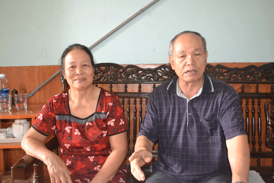 Vợ chồng ông Nguyễn Thế Hùng kể lại việc đi kiện. Ảnh: H.C