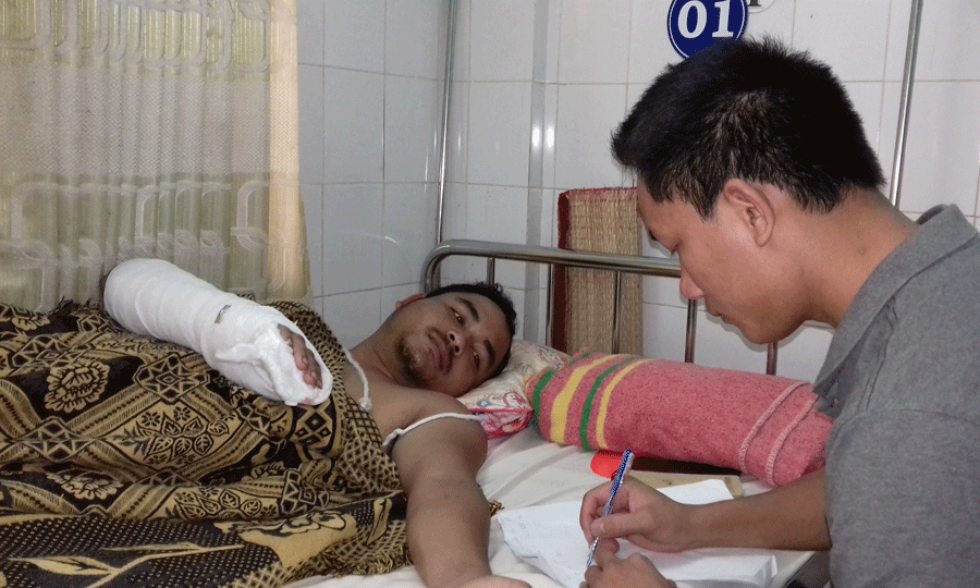 Anh Tứ tại bệnh viện. Ảnh: L.A Anh Tứ tại bệnh viện. Ảnh: L.A