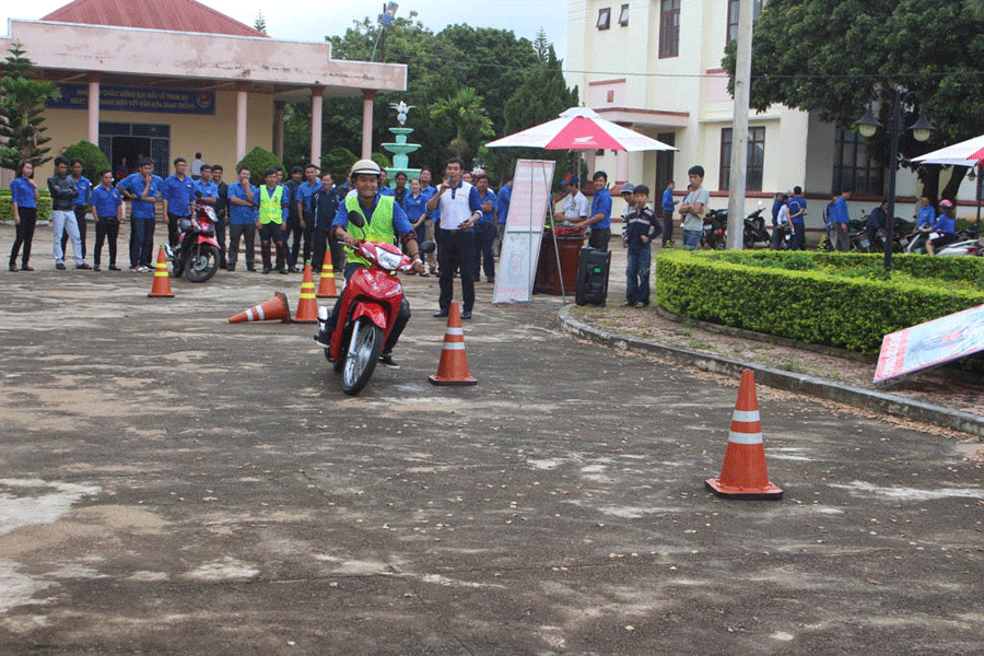 Thực hành kỹ năng lái xe cua vòng. Ảnh: P.L