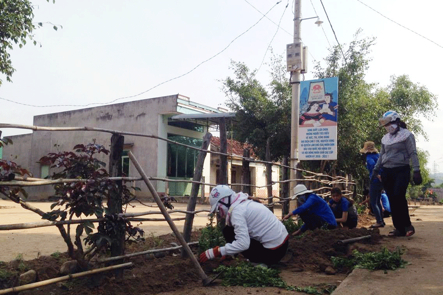 Phụ nữ làng Hven triển khai trồng “Hàng rào xanh”. Ảnh. N.H