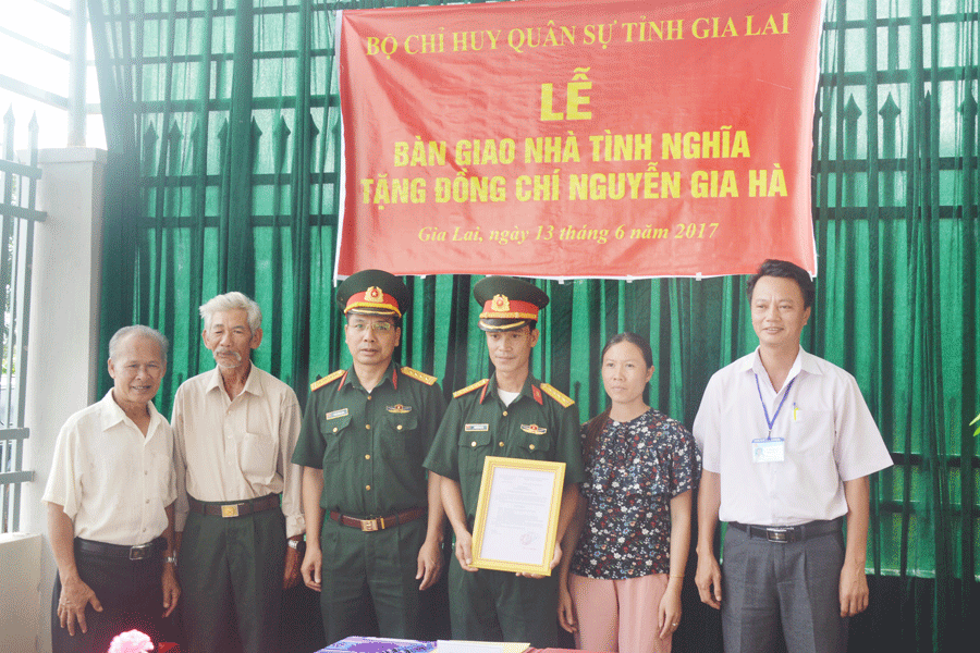 Bộ Chỉ huy Quân sự tỉnh bàn giao nhà cho gia đình Đại úy Nguyễn Gia Hà. Ảnh: A.H Bộ Chỉ huy Quân sự tỉnh bàn giao nhà cho gia đình Đại úy Nguyễn Gia Hà. Ảnh: A.H