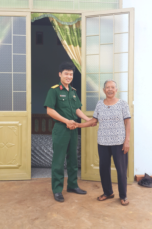 Cán bộ Ban Chỉ huy Quân sự huyện Đak Đoa thăm hỏi gia đình bà H’Lá. Ảnh: A.H Cán bộ Ban Chỉ huy Quân sự huyện Đak Đoa thăm hỏi gia đình bà H’Lá. Ảnh: A.H