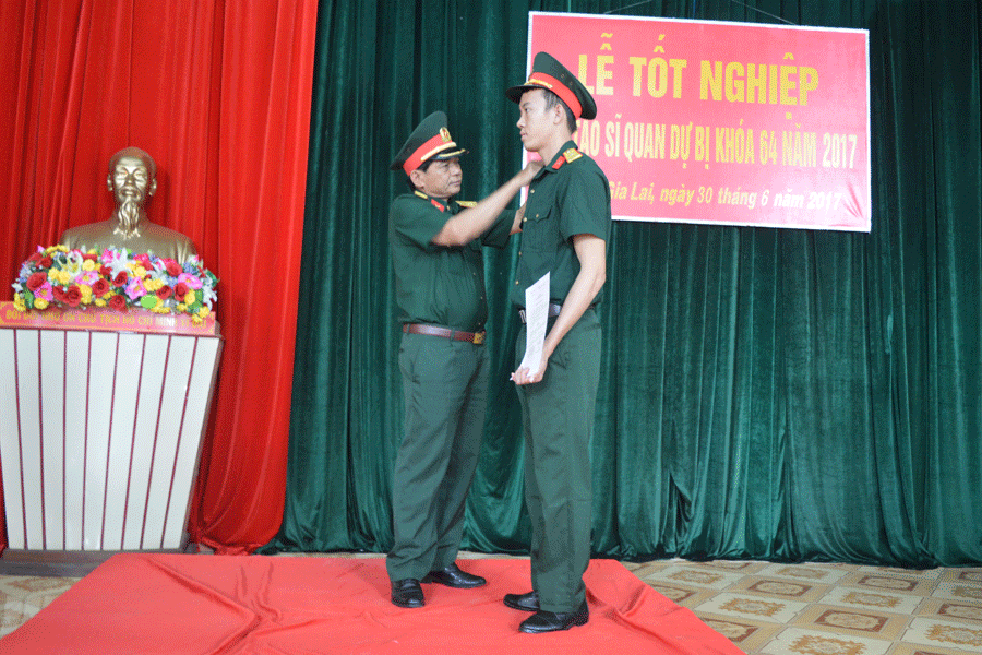 Các học viên được đeo quân hàm thiếu úy sĩ quan dự bị. Ảnh: A.H Các học viên được đeo quân hàm thiếu úy sĩ quan dự bị. Ảnh: A.H