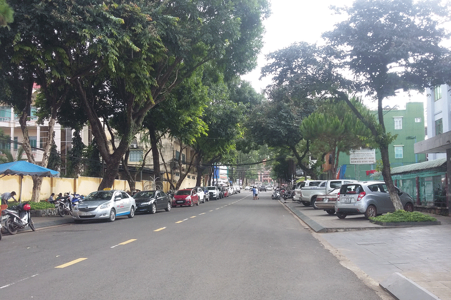 Vỉa hè đường Hoàng Hoa Thám bị lấn chiếm (ảnh chụp 29-6). Ảnh: H.V