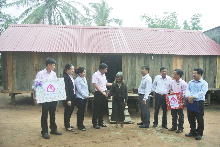 Ngân hàng Chính sách Xã hội Việt Nam-Chi nhánh tỉnh Gia Lai trao tiền hỗ trợ sửa chữa nhà cho người có công ở huyện Đak Pơ. Ảnh: S.C Ngân hàng Chính sách Xã hội Việt Nam-Chi nhánh tỉnh Gia Lai trao tiền hỗ trợ sửa chữa nhà cho người có công ở huyện Đak Pơ. Ảnh: S.C
