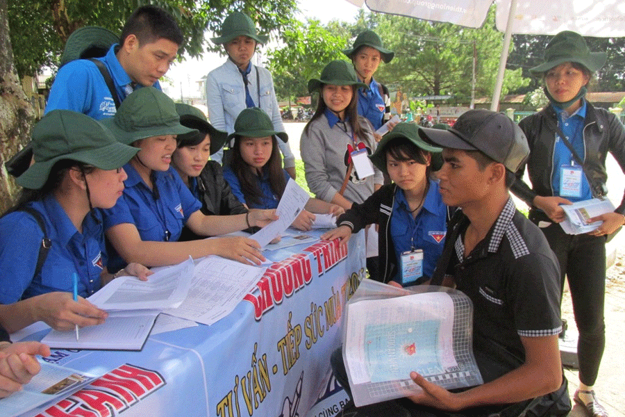 Các tình nguyện viên tư vấn cho thí sinh. Ảnh: P.L