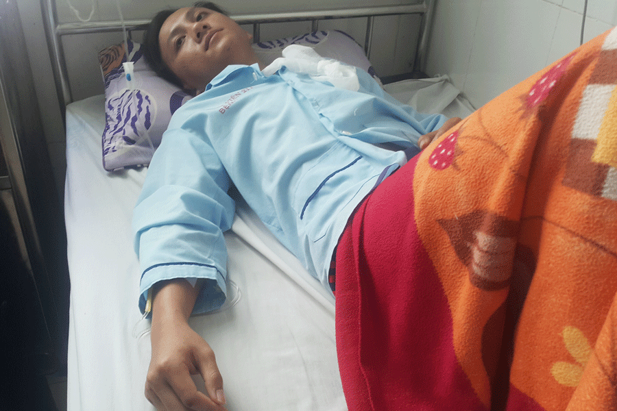 Trung úy Tuấn đang điều trị tại bệnh viện. Ảnh: L.A