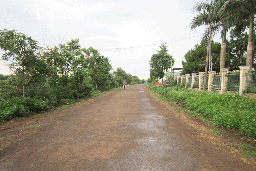 Đoạn đường trước UBND xã Chư Á. Ảnh: Đình Phê
