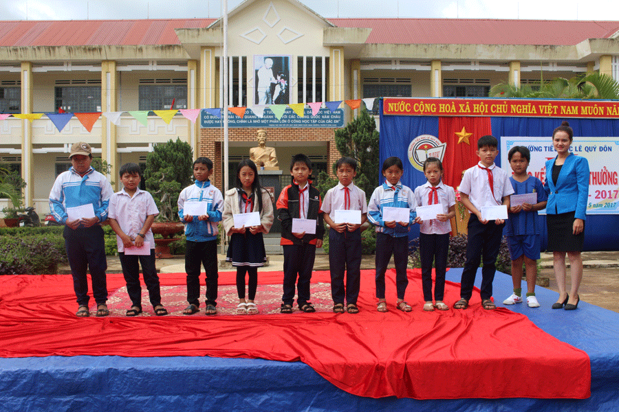 Học sinh Trường Tiểu học Lê Quý Đôn (TP. Pleiku) nhận phần thưởng cuối năm học 2016-2017. Ảnh: N.G