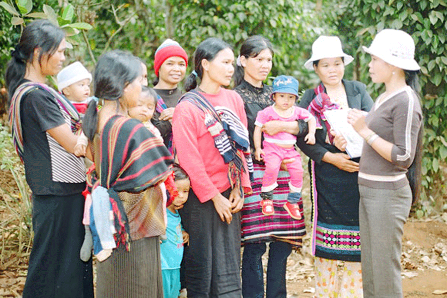 Tuyên truyền phòng-chống HIV/AIDS ở làng đồng bào dân tộc thiểu số. Ảnh: K.N.B Tuyên truyền phòng-chống HIV/AIDS ở làng đồng bào dân tộc thiểu số. Ảnh: K.N.B