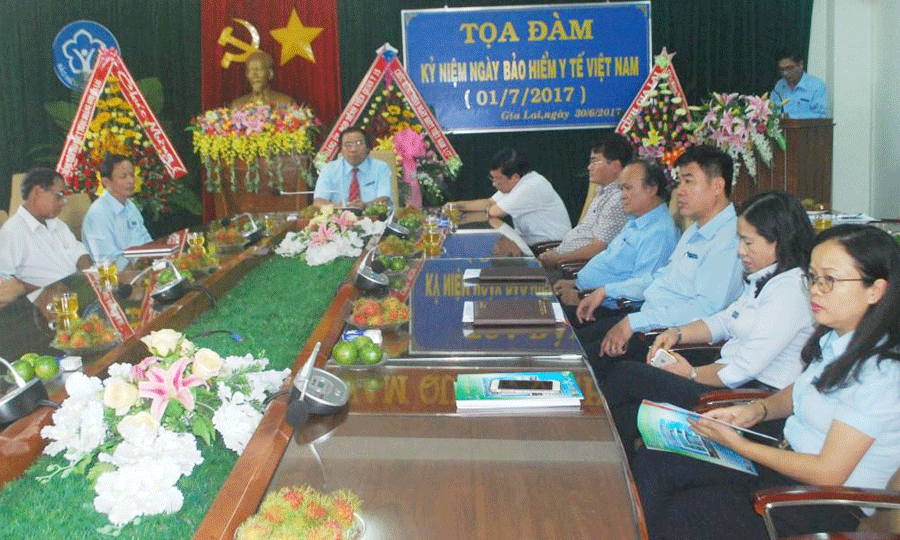 Bảo hiểm xã hội tỉnh phấn đấu đến năm 2020 có 90% dân số tham gia bảo hiểm y tế. Ảnh: N.T