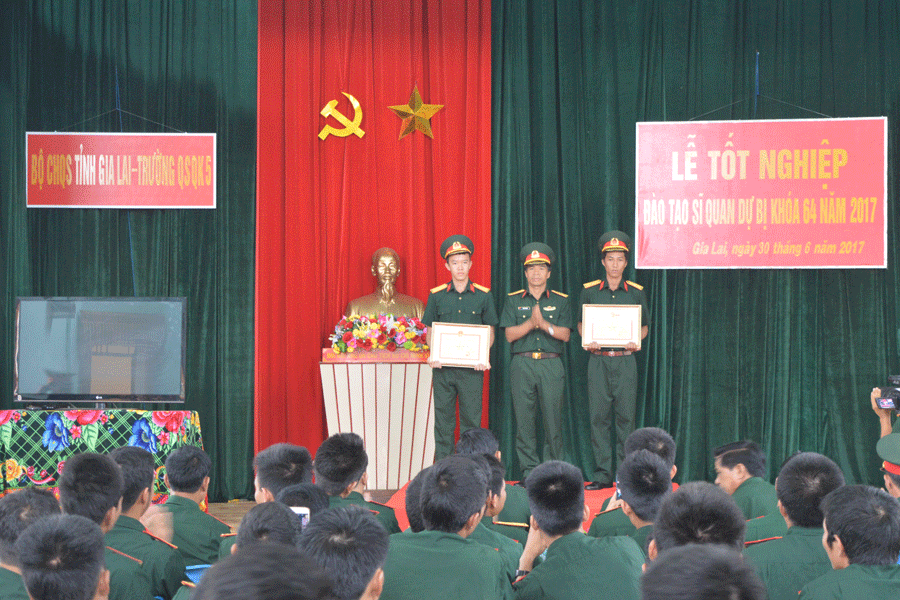 Trao giấy khen cho 2 học viên học tập và rèn luyện tốt. Ảnh: A.H Trao giấy khen cho học viên học tập và rèn luyện tốt. Ảnh: A.H