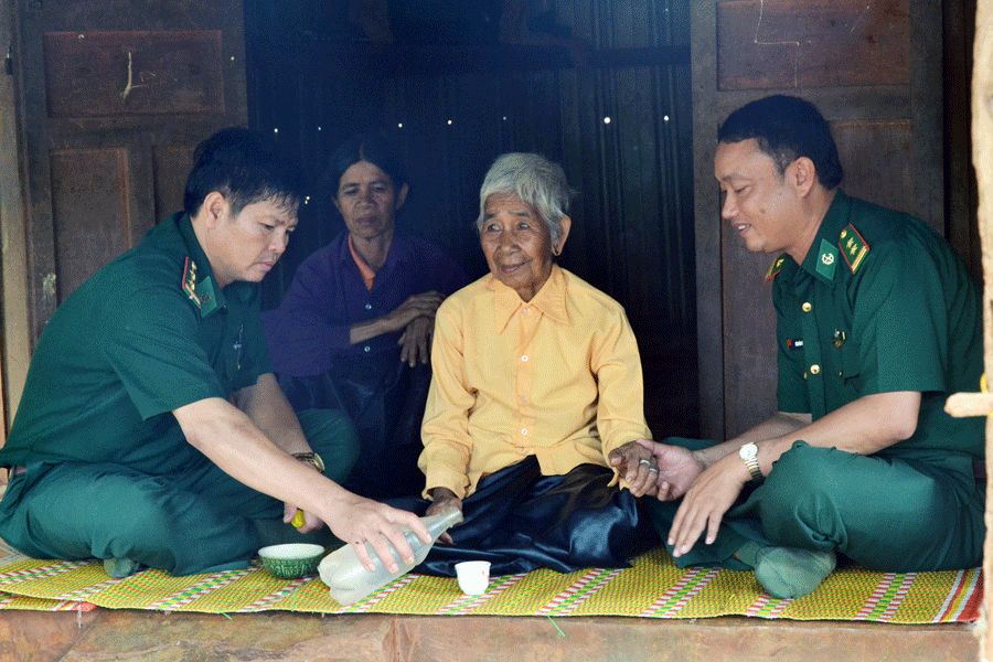 Cán bộ, chiến sĩ Đồn Biên phòng Ia Pnôn thăm hỏi gia đình chính sách. Ảnh: A.H Cán bộ, chiến sĩ Đồn Biên phòng Ia Pnôn thăm hỏi gia đình chính sách. Ảnh: A.H