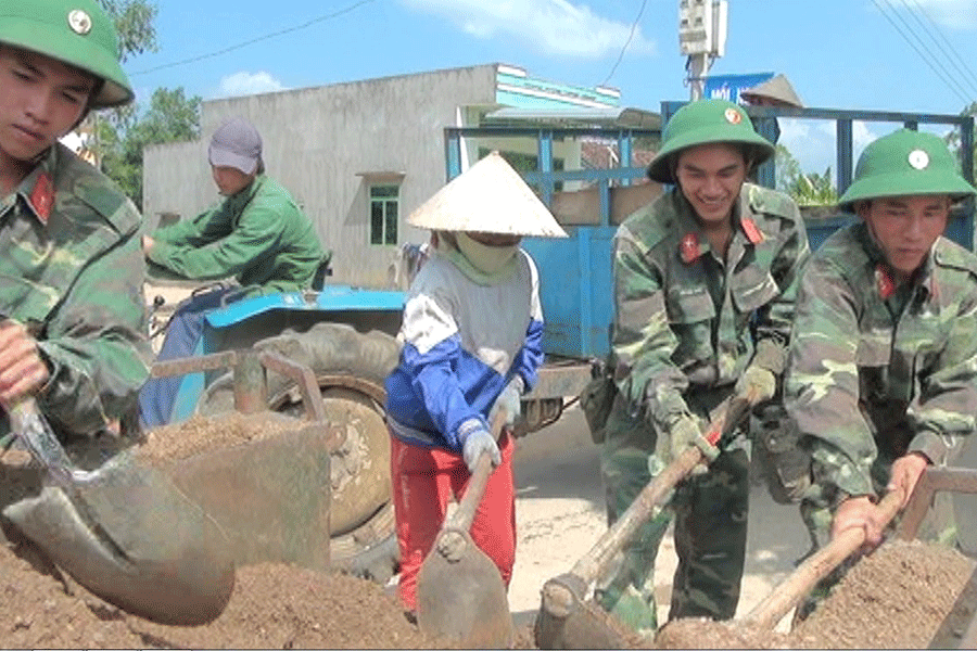 Bộ đội Sư đoàn 2 tham gia làm đường giao thông nông thôn tại huyện Đak Pơ, tỉnh Gia Lai. Ảnh: N.D Bộ đội Sư đoàn 2 tham gia làm đường giao thông nông thôn tại huyện Đak Pơ, tỉnh Gia Lai. Ảnh: N.D