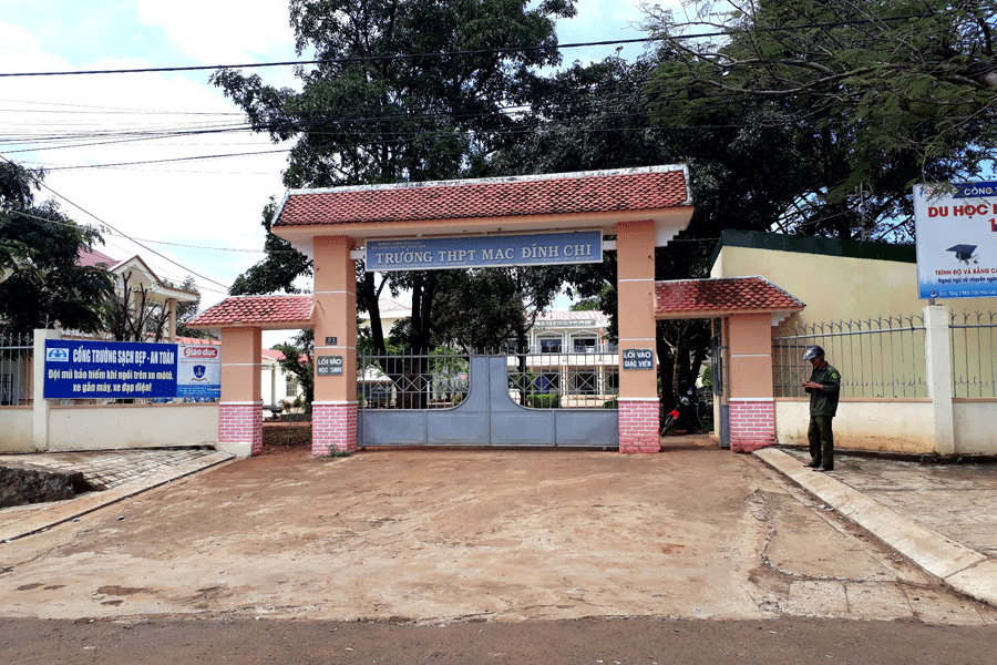 Nhóm thanh niên tìm đánh một học sinh tại trường THPT Mạc Đĩnh Chi. Ảnh: V.N