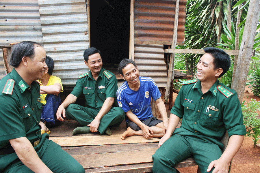 Cán bộ, chiến sĩ Đồn Biên phòng Ia Nan thường xuyên quan tâm chăm lo, giúp đỡ người nghèo trên địa bàn. Ảnh: T.K.N