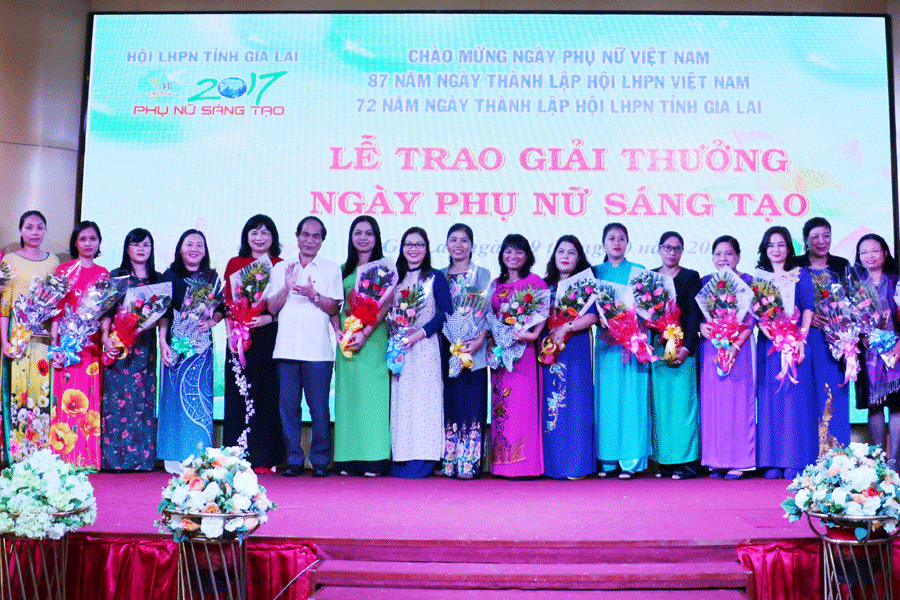 Những phụ nữ tiêu biểu được tôn vinh tại lễ trao giải thưởng “Ngày Phụ nữ sáng tạo” chiều 19-10. Ảnh: Hồng Thương Những phụ nữ tiêu biểu được tôn vinh tại lễ trao giải thưởng “Ngày Phụ nữ sáng tạo” chiều 19-10. Ảnh: Hồng Thương