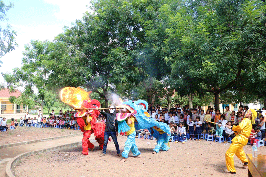 Biểu diễn múa lân cho các em thiếu nhi. Ảnh: H.T