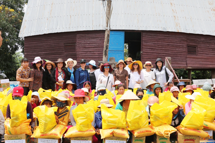 CLB tặng quà cho hội viên, phụ nữ nghèo xã Ia Yeng (huyện Phú Thiện). Ảnh: H.T