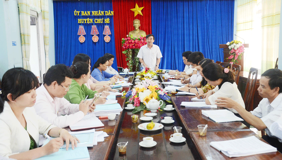 Thường trực HĐND tỉnh giám sát công tác cải cách hành chính ở huyện Chư Sê. Ảnh: L.V.N