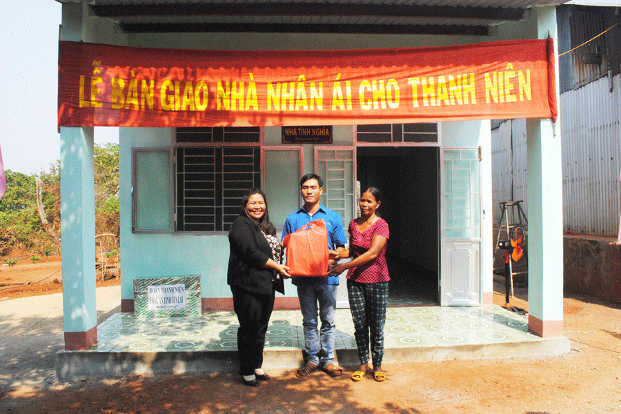 Trao nhà nhân ái cho thanh niên. Ảnh: H.Đ.T