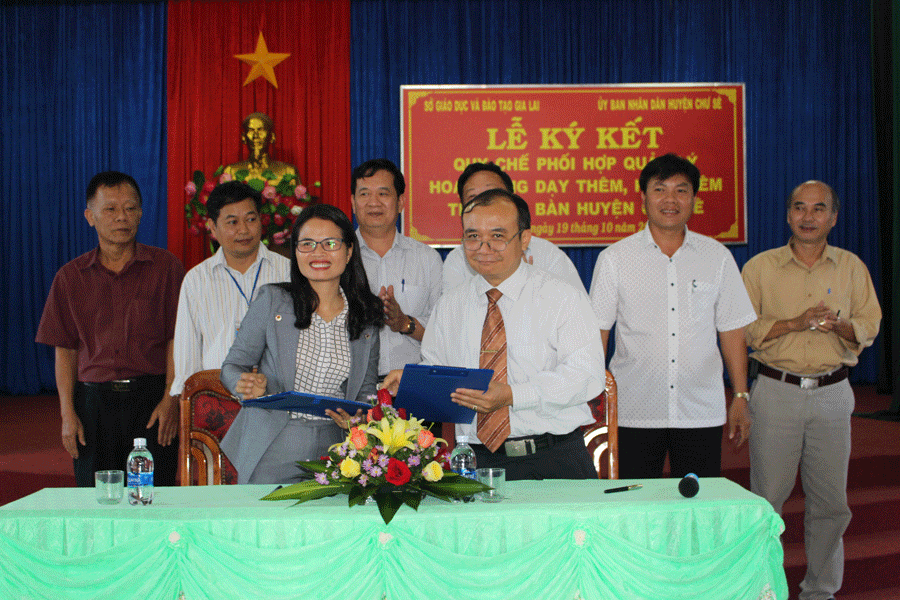 Ông Huỳnh Minh Thuận-Giám đốc Sở Giáo dục-Đào tạo và bà Kpuih H’Blê-Phó Chủ tịch UBND huyện Chư Sê kí kết phối hợp quản lý dạy thêm-học thêm. Ảnh: N.G