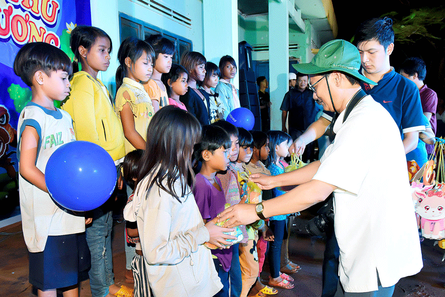Đêm hội Trung thu tại làng Kueng Đơn (xã Hbông, huyện Chư Sê) Ảnh: N.N Đêm hội Trung thu tại làng Kueng Đơn (xã Hbông, huyện Chư Sê) Ảnh: N.N