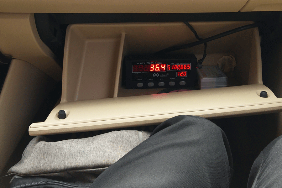 Đồng hồ tính tiền của taxi trá hình được giấu kín. Ảnh: L.A Đồng hồ tính tiền của taxi trá hình được giấu kín. Ảnh: L.A