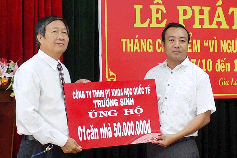 Các đơn vị ủng hộ xây dựng vì người nghèo và nhà ở cho hộ nghèo. Ảnh: T.N