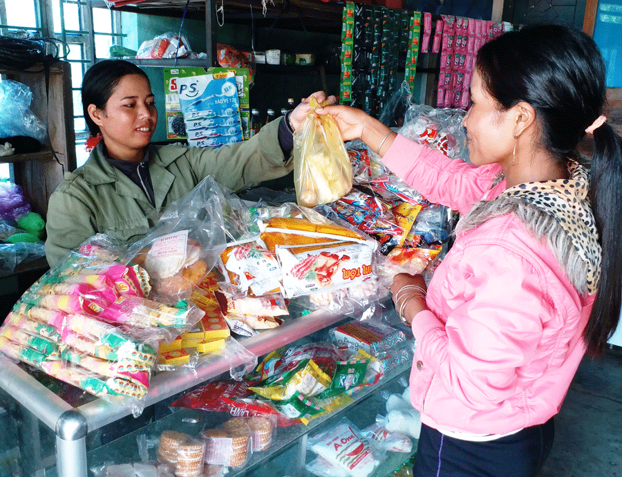 Ngoài việc đồng áng, chị Chiech (trái) còn buôn bán nhỏ ở nhà. Ảnh: N.S Ngoài việc đồng áng, chị Chiech (trái) còn buôn bán nhỏ ở nhà. Ảnh: N.S