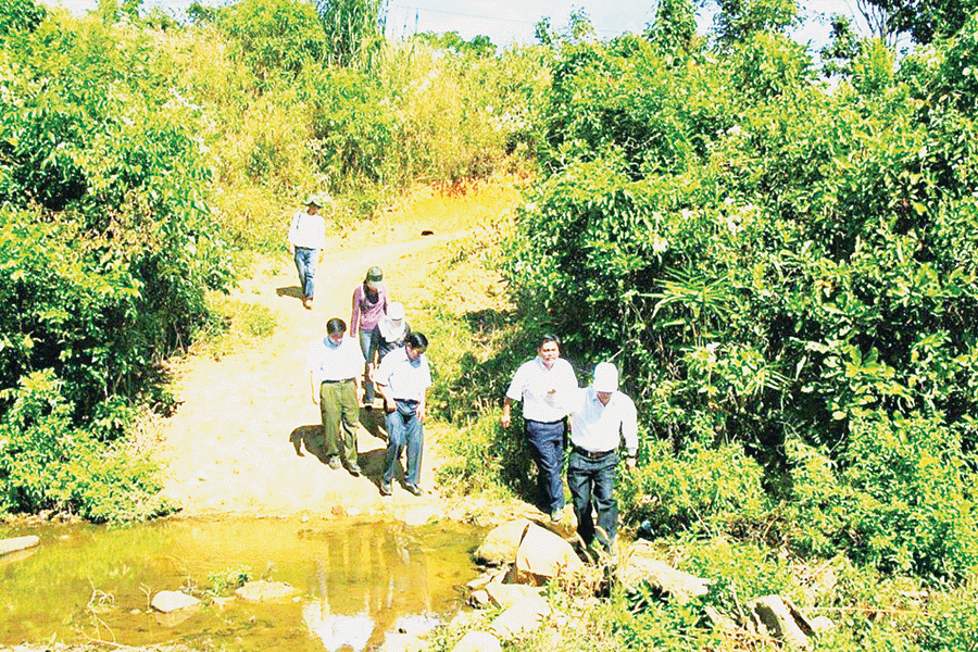 Đồng chí Phạm Đình Thu-Phó Bí thư Thường trực Tỉnh ủy, Chủ tịch HĐND tỉnh (người đi đầu) khảo sát tình hình thiếu đất sản xuất của bà con xã Ia Kreng, huyện Chư Pah ngày 4-7-2013. Ảnh: Đ.M.P Đồng chí Phạm Đình Thu-Phó Bí thư Thường trực Tỉnh ủy, Chủ tịch HĐND tỉnh (người đi đầu) khảo sát tình hình thiếu đất sản xuất của bà con xã Ia Kreng, huyện Chư Pah ngày 4-7-2013. Ảnh: Đ.M.P
