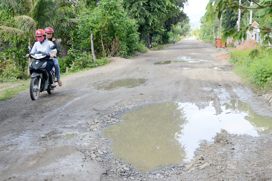 Mặt đường hư hỏng trầm trọng. Ảnh: Đ.P