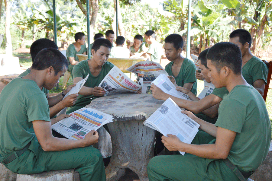 Các chiến sĩ người dân tộc thiểu số trong giờ giải lao. Ảnh: V.H