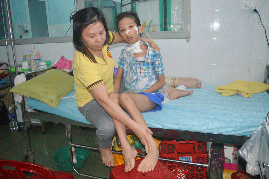2 mẹ con chị Luận. Ảnh: Đ.Y