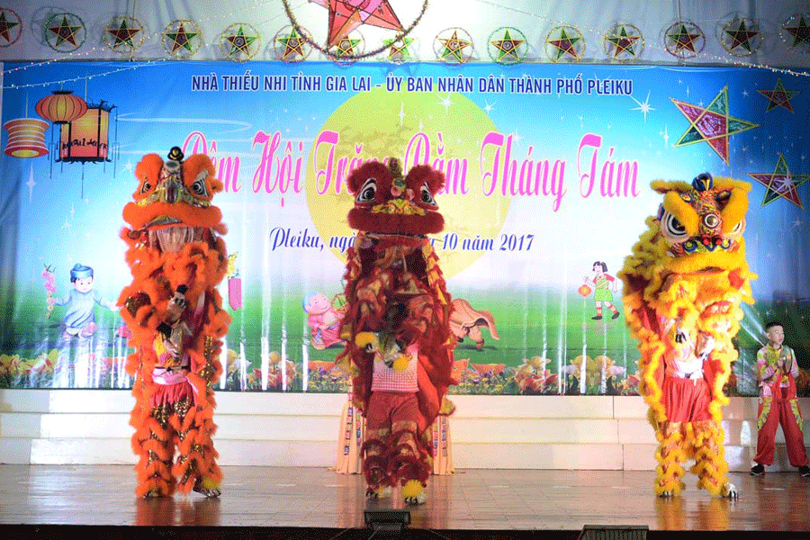 Câu lạc bộ Lân-Sư-Rồng Ngọc Phúc biểu diễn phục vụ Đêm hội Trăng Rằm Tháng Tám tại Nhà Thiếu nhi tỉnh vào ngày 1-10 vừa qua. Ảnh: P.L