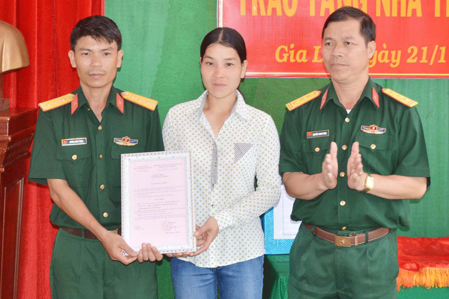 Sư đoàn 320 (Quân đoàn 3) tặng nhà tình nghĩa cho gia đình sĩ quan có hoàn cảnh khó khăn. Ảnh: V.H