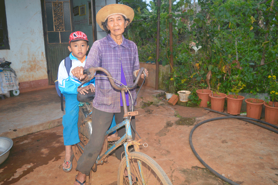 Hàng ngày, bà Sương đi xe đạp chở cháu đến trường. Ảnh. Đ.Y Hàng ngày, bà Sương đi xe đạp chở cháu đến trường. Ảnh. Đ.Y
