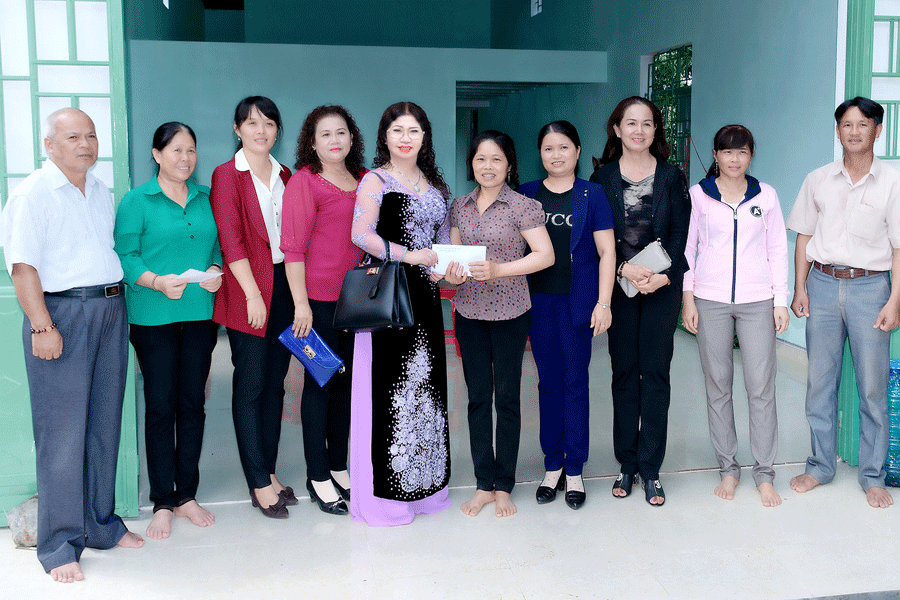 Hội Liên hiệp Phụ nữ thị xã An Khê phối hợp với Câu lạc bộ Nữ doanh nghiệp thị xã An Khê trao nhà tình thương cho gia đình hội viên nghèo. Ảnh: L.H Hội Liên hiệp Phụ nữ thị xã An Khê phối hợp với Câu lạc bộ Nữ doanh nghiệp thị xã An Khê trao nhà tình thương cho gia đình hội viên nghèo. Ảnh: L.H