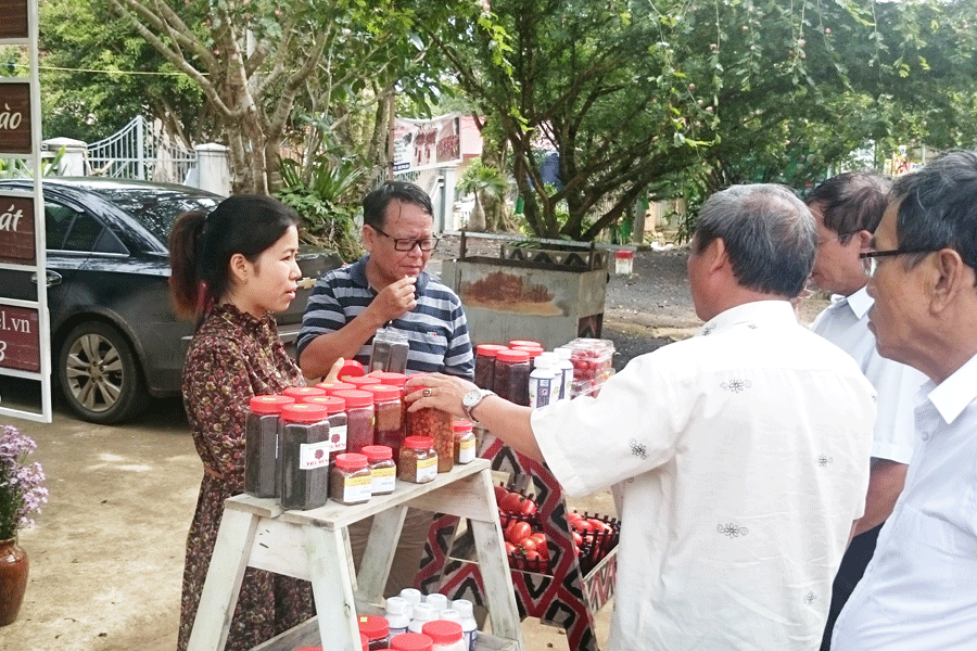 Giới thiệu sản phẩm từ trái sim rừng. Ảnh: Trần Phong Giới thiệu sản phẩm từ trái sim rừng. Ảnh: Trần Phong