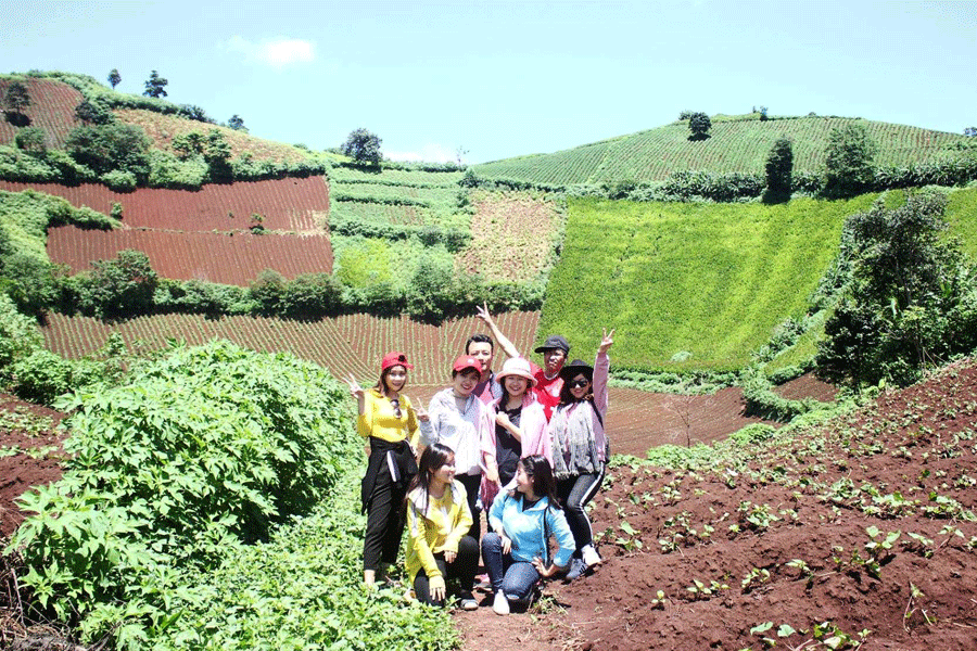 Du khách thăm quan núi lửa Chư Đăng Ya. Ảnh: N.T Du khách thăm quan núi lửa Chư Đăng Ya. Ảnh: N.T