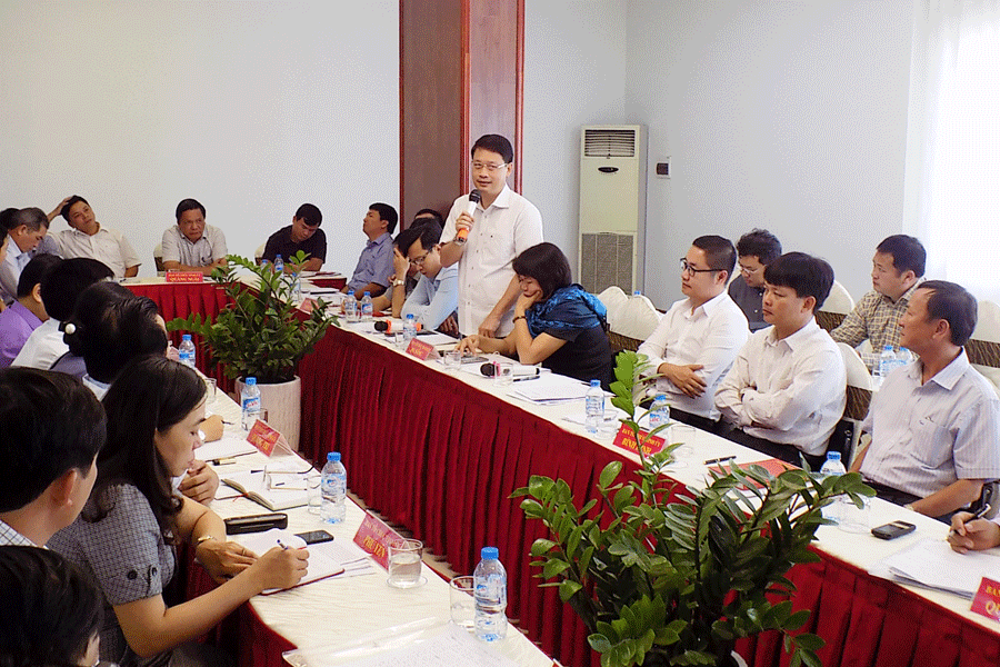 Trao đổi nghiệp vụ công tác tổ chức - xây dựng Đảng. Ảnh: T.N