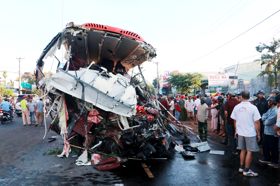Hiện trường vụ tai nạn thảm khốc ở Chư Sê ngày 7-5-2017. Ảnh: L.A