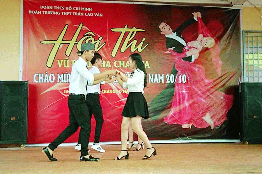 Hai cặp nam, nữ cùng nhau nhảy cùng vũ điệu cha cha cha. Ảnh: L.H.H