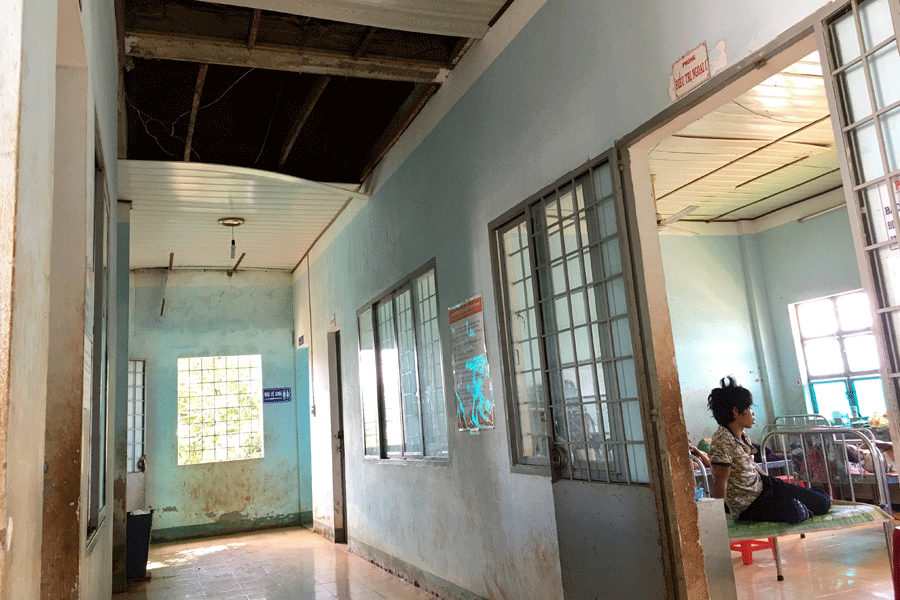 Một khu nhà của Bệnh viên Đa khoa Chư Prông bị bong la-phông. Ảnh: H.D Một khu nhà của Bệnh viên Đa khoa Chư Prông bị bong la-phông. Ảnh: H.D