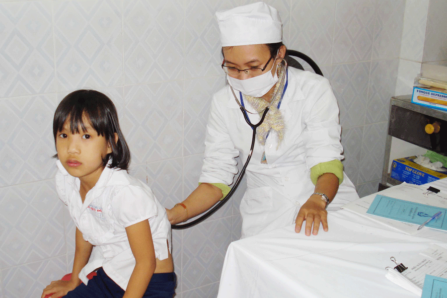 Bác sĩ đang chịu nhiều áp lực trong công việc. Ảnh: N.N