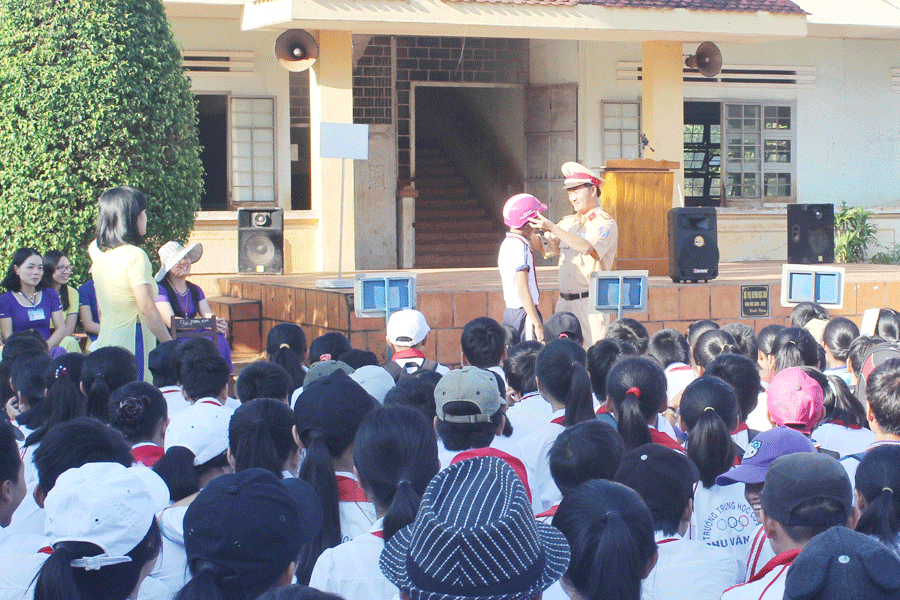 Tuyên truyền Luật Giao thông Đường bộ trong trường học. Ảnh: Đ.D Tuyên truyền Luật Giao thông Đường bộ trong trường học. Ảnh: Đ.D