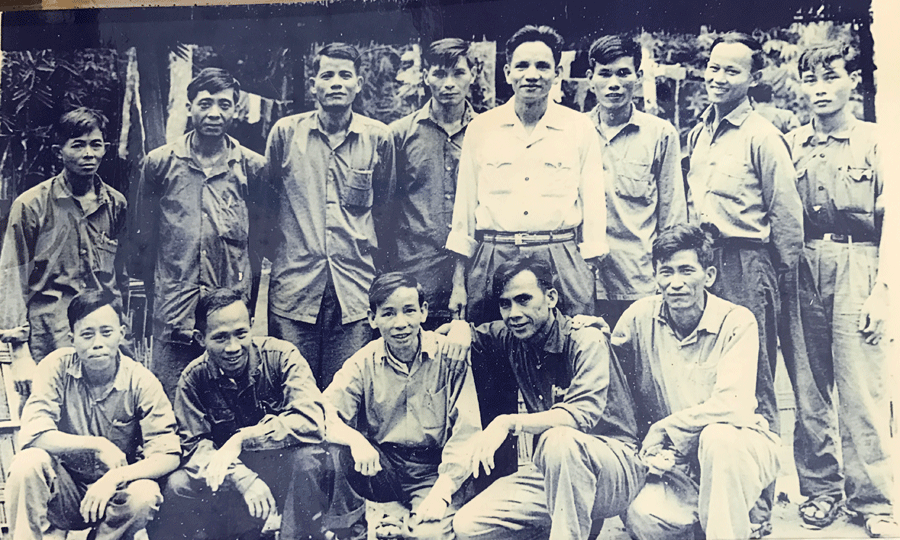 Anh Thánh, hàng đứng, thứ hai từ phải sang. Ảnh: Tư liệu Anh Thánh, hàng đứng, thứ hai từ phải sang. Ảnh: tư liệu